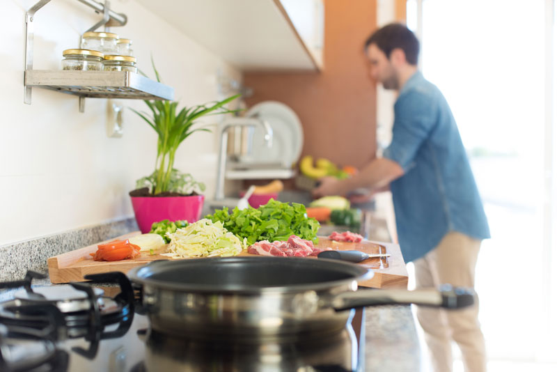homme qui cuisine